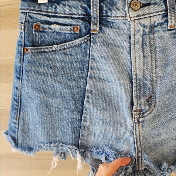 Abercrombie & Fitch High Rise Mom Jean Shorts Two-Tone Panels Raw Hem Blue 26/2 - Picture 3 of 3